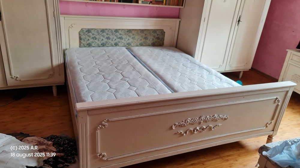 Set complet mobila alba dormitor, din lemn masiv, in stare foarte buna