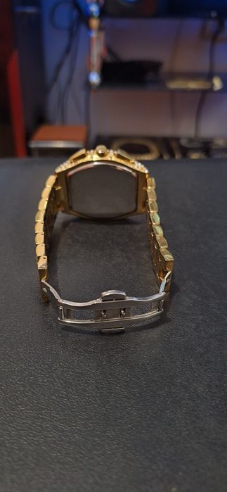 Ceas cu pietre auriu