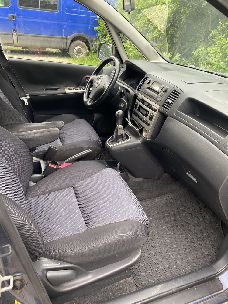 Toyota Corolla Verso 1.8 Газ