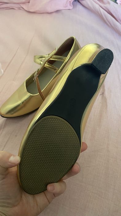 Продам Танцевальные туфли, цвет золото. Туфли новые, размер 36.