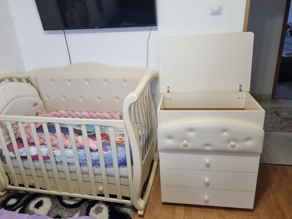 Vand patut tapitat cu cristale swarovski+comoda infasat+saltea