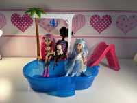 Set de joaca piscina Barbie si 3 papusi cu accesorii incluse