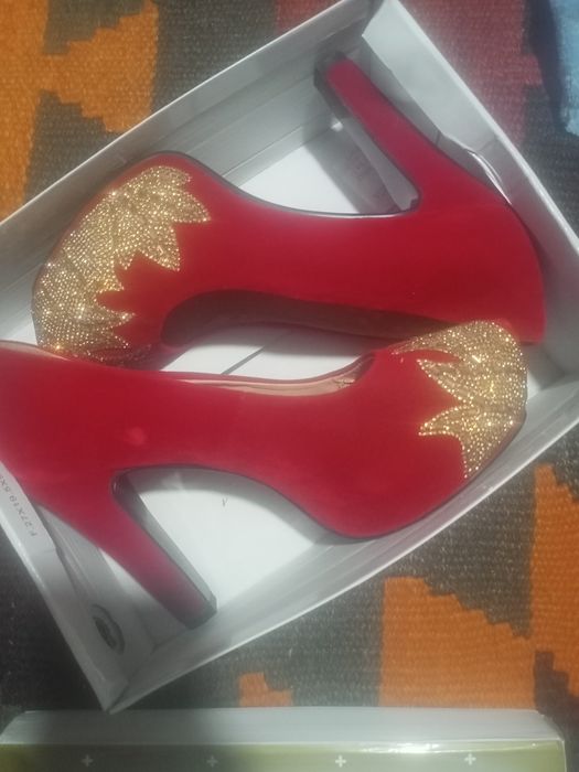 Qzil rang zamish tufli 37 razmeri yangi kiyilmagan 470 ming  so'm