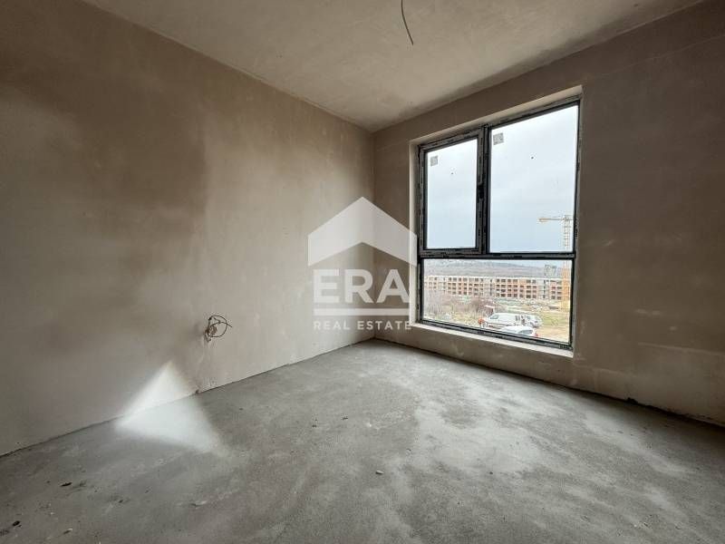 Тристаен, ексклузивен, източен апартамент за продажба, с голяма дневна