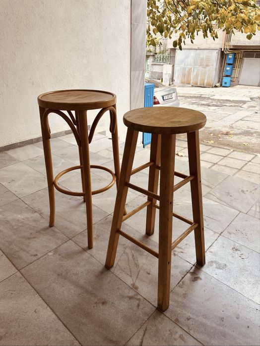 Продавам два дървени ретро бар стола в добро състояние.