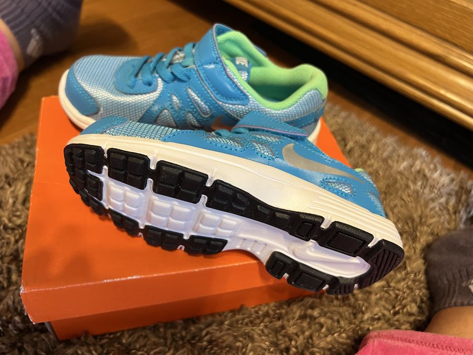 Vand adidasi Nike
