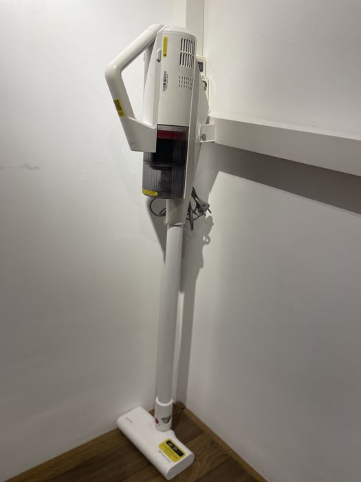 Пылесос вертикальный проводной deerma