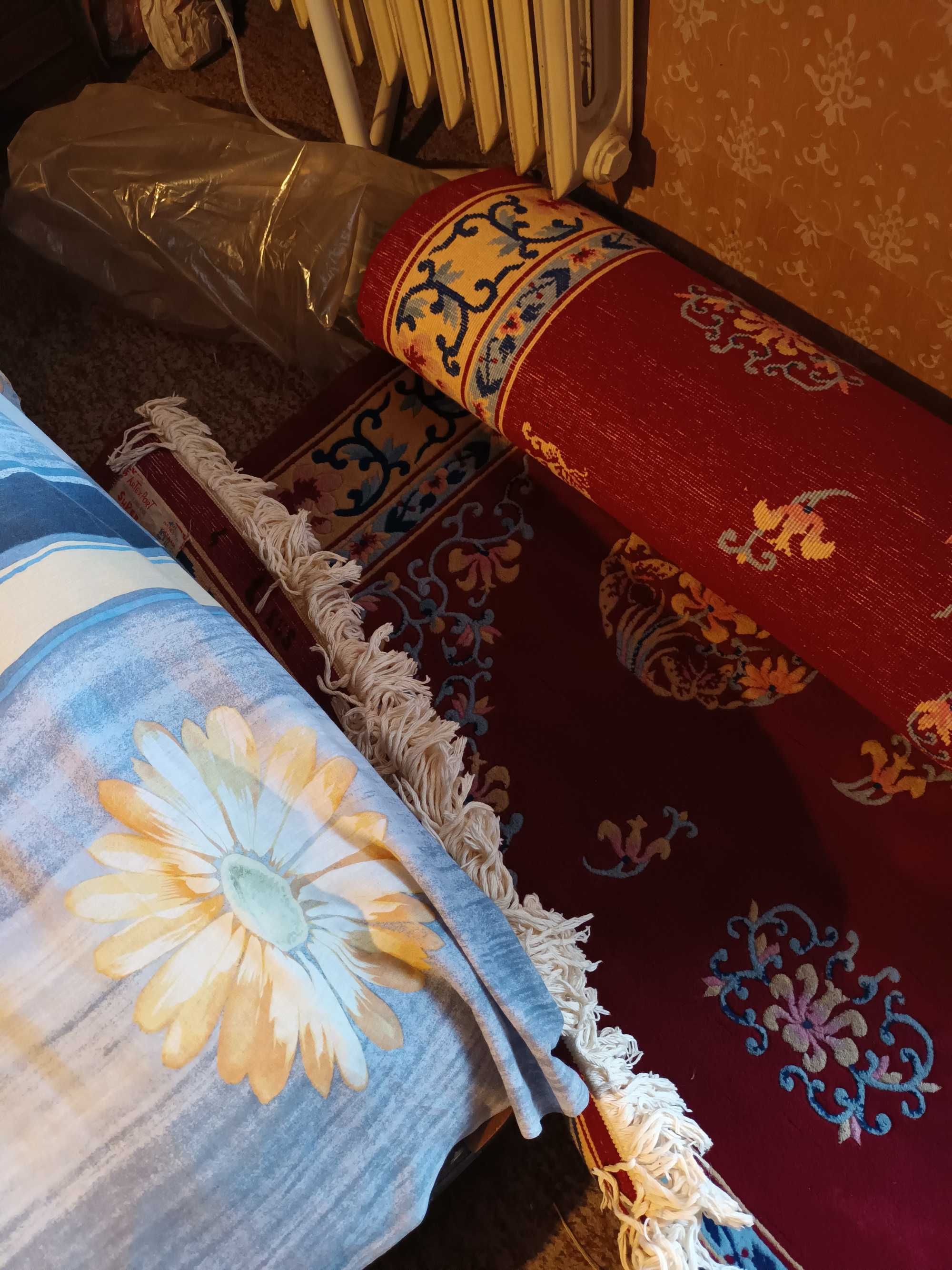 Чисто нов персийски килим .