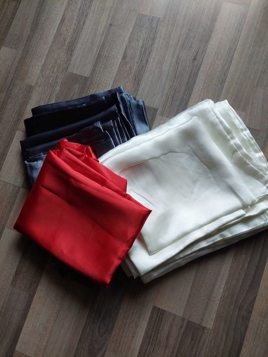 Vand 2 lenjerii de satin de o persoana ,crem si gri