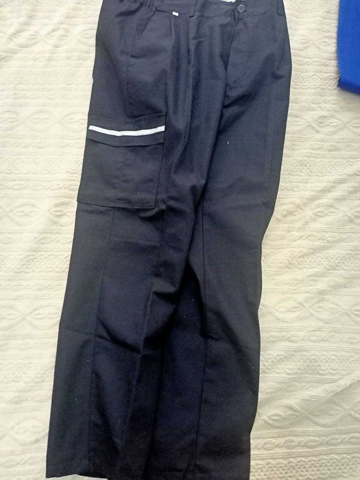 спец.брюки темносинего цвета.