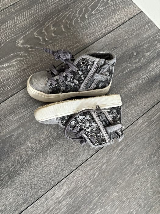 Vând ghete pentru fetițe