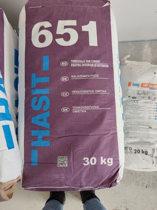 Vând  26 de saci de Tencuială var-ciment Hasit 651 30 kg