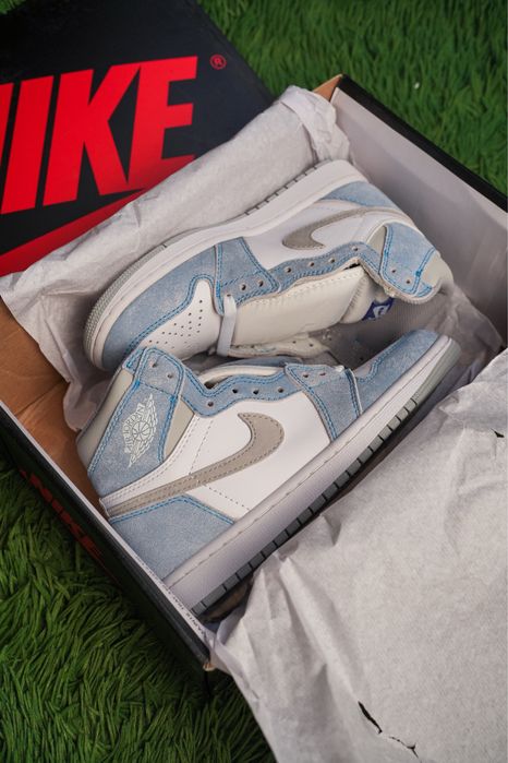 Jordan 1 Retro High OG Hyper Royal