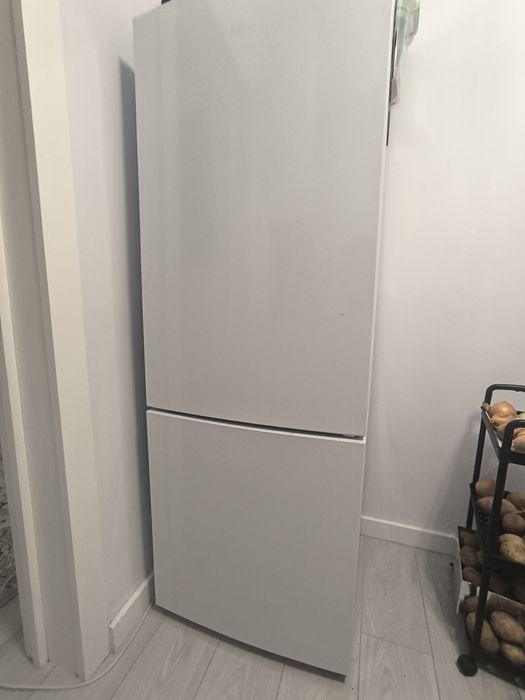 Холодильник с морозильником Бирюса