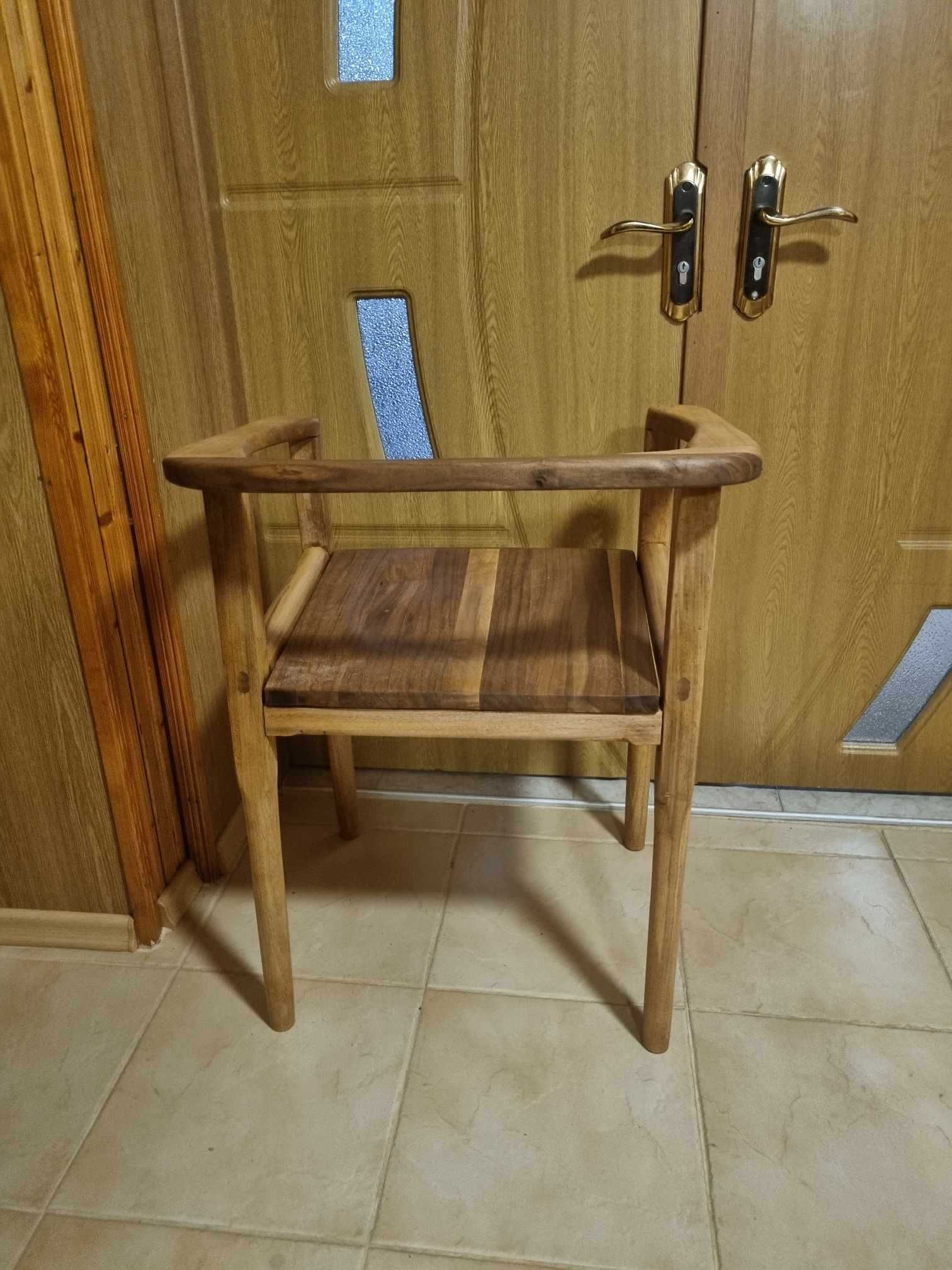 Дървен стол от орехова дървесина