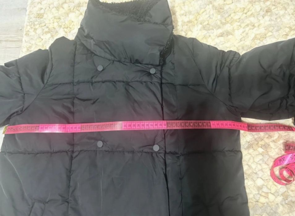 Geacă Reserved, intr-o conditie foarte bună.