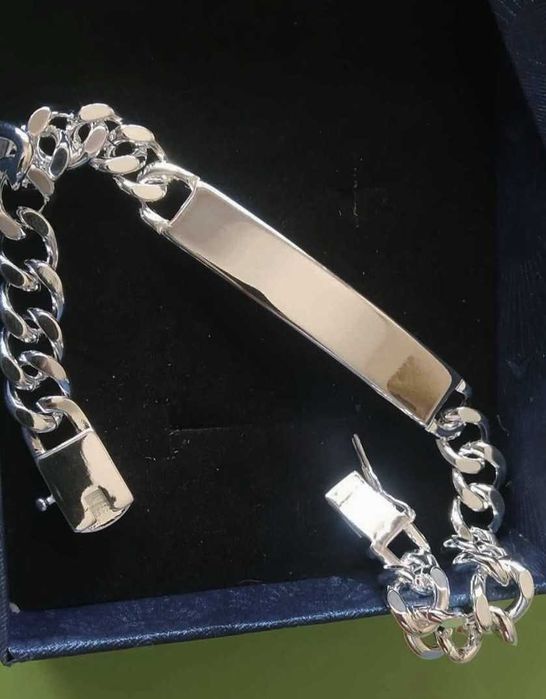 Нова сребърна гривна с плочка в кутия за подарък