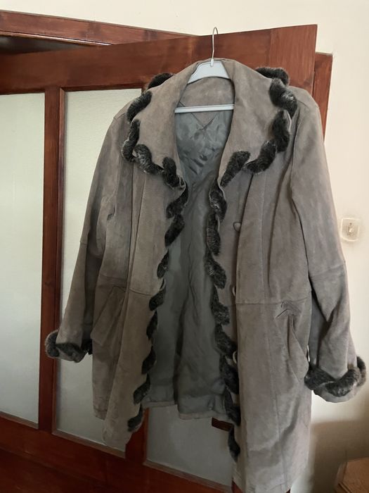 Jachetā din piele întoarsā