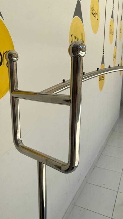 Ayollar kiyim do'koni polkalari, ilgichlari, hamma narsasi sotiladi