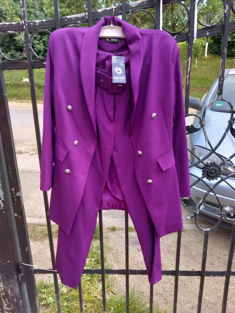 Vând costum dama nou magenta mov