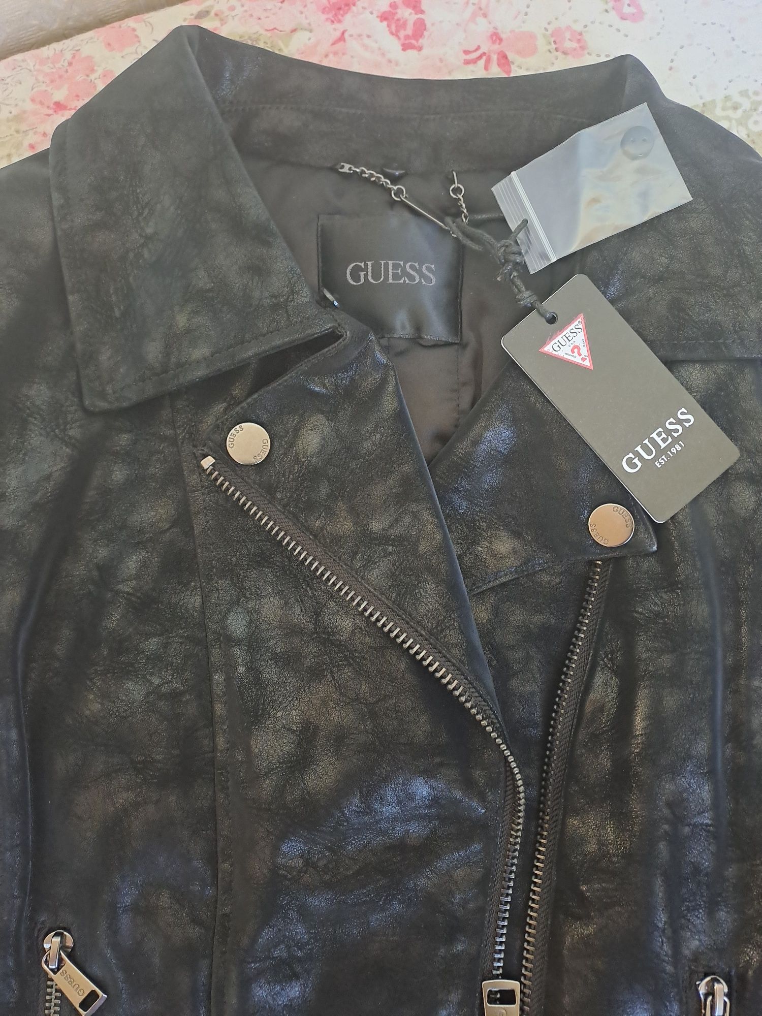 Guess ново оригинално,черно яке!