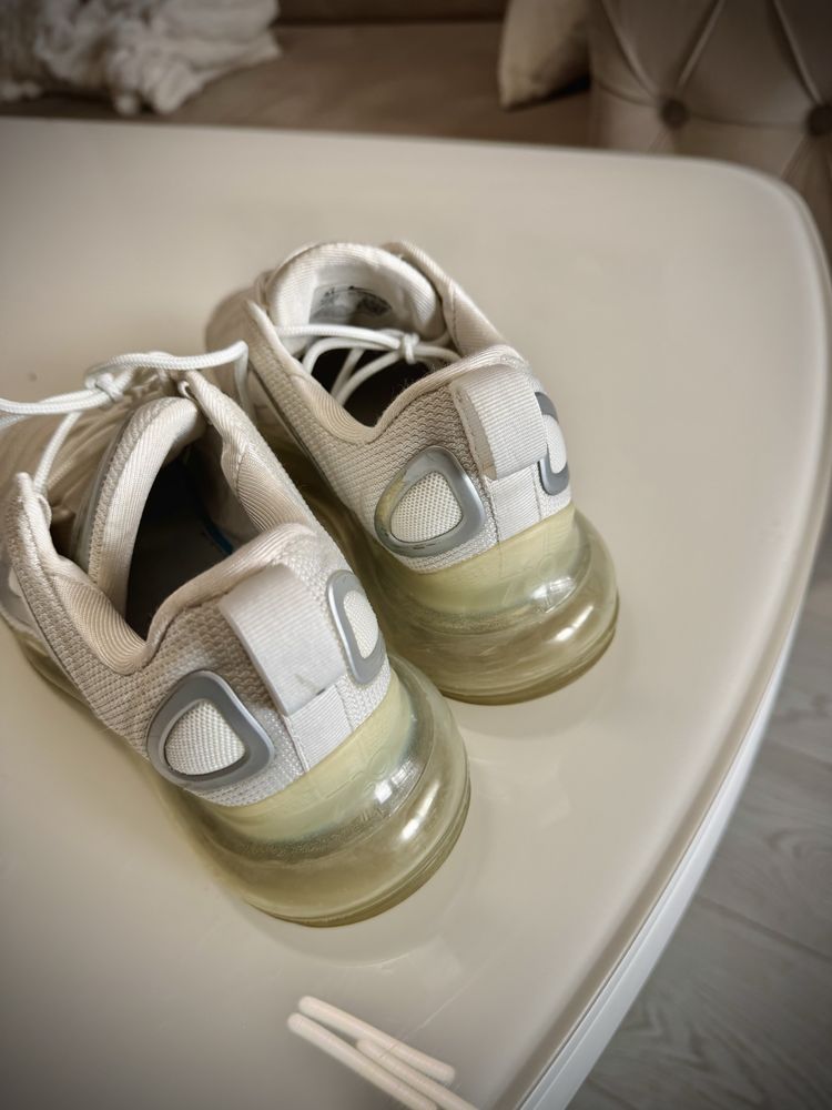 Бели маратонки nike air max