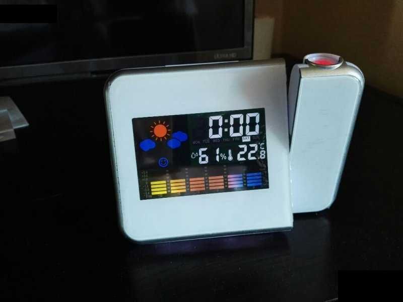 Цифров настолен часовник, с проектор, будилник, време, дата