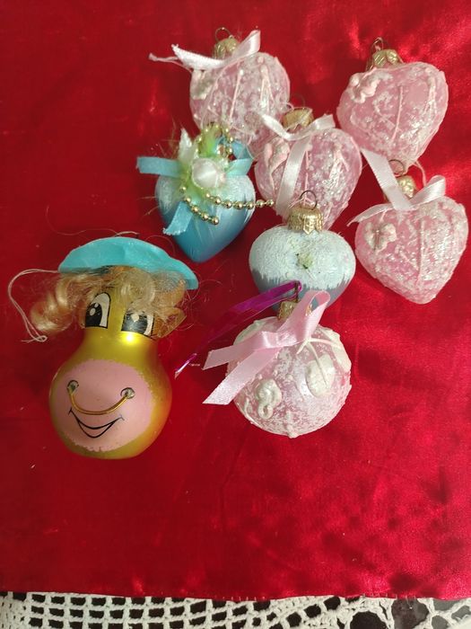 Красивые, стеклянные елочные игрушки.