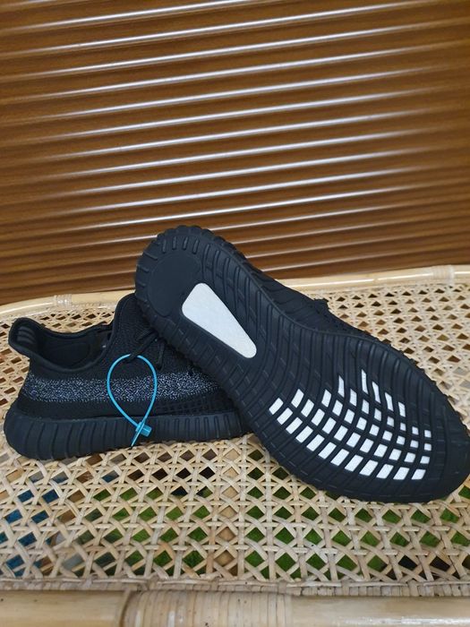 Vând adidasi yeezy 350