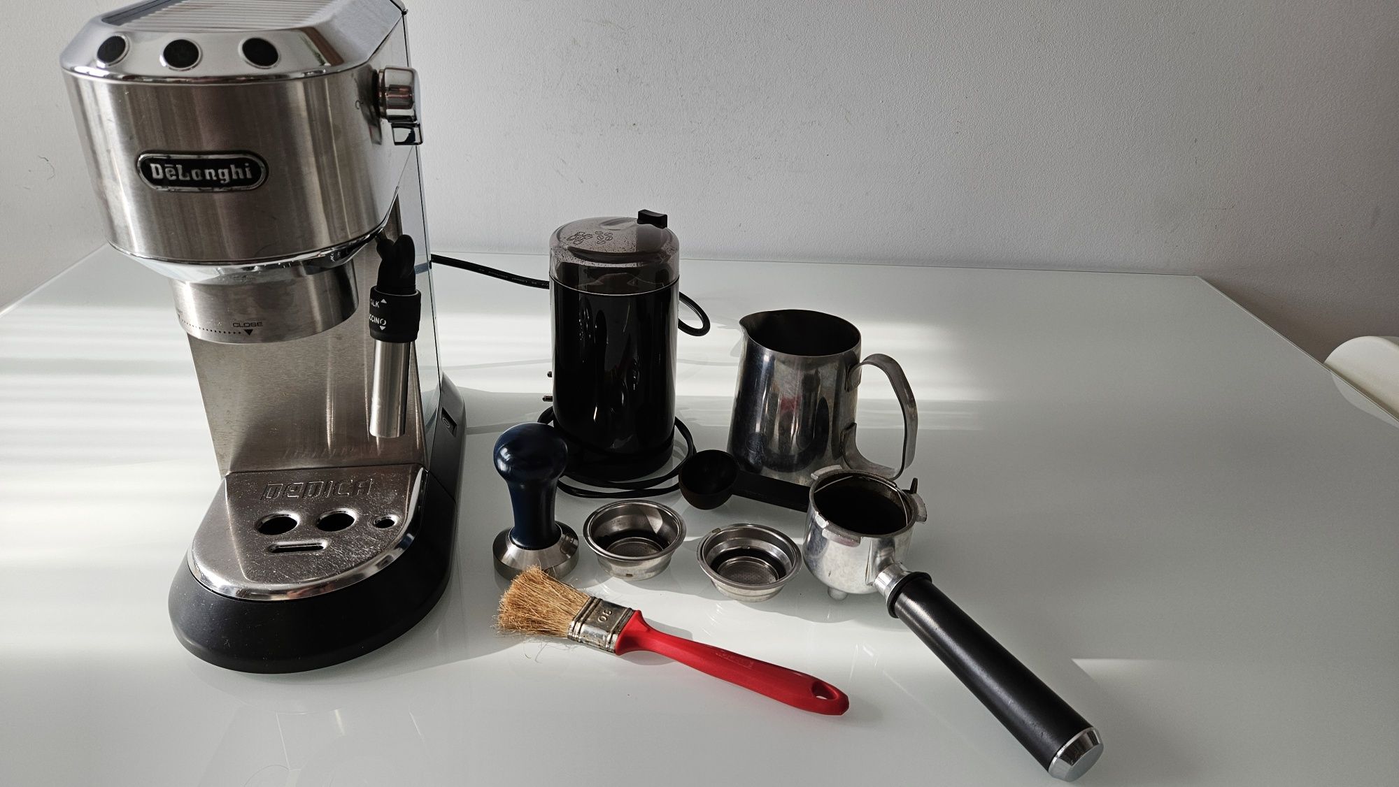 Espressor De'Longhi Dedica, 1350 W, 15 Bar, 1.1 l, garantie 10.2024