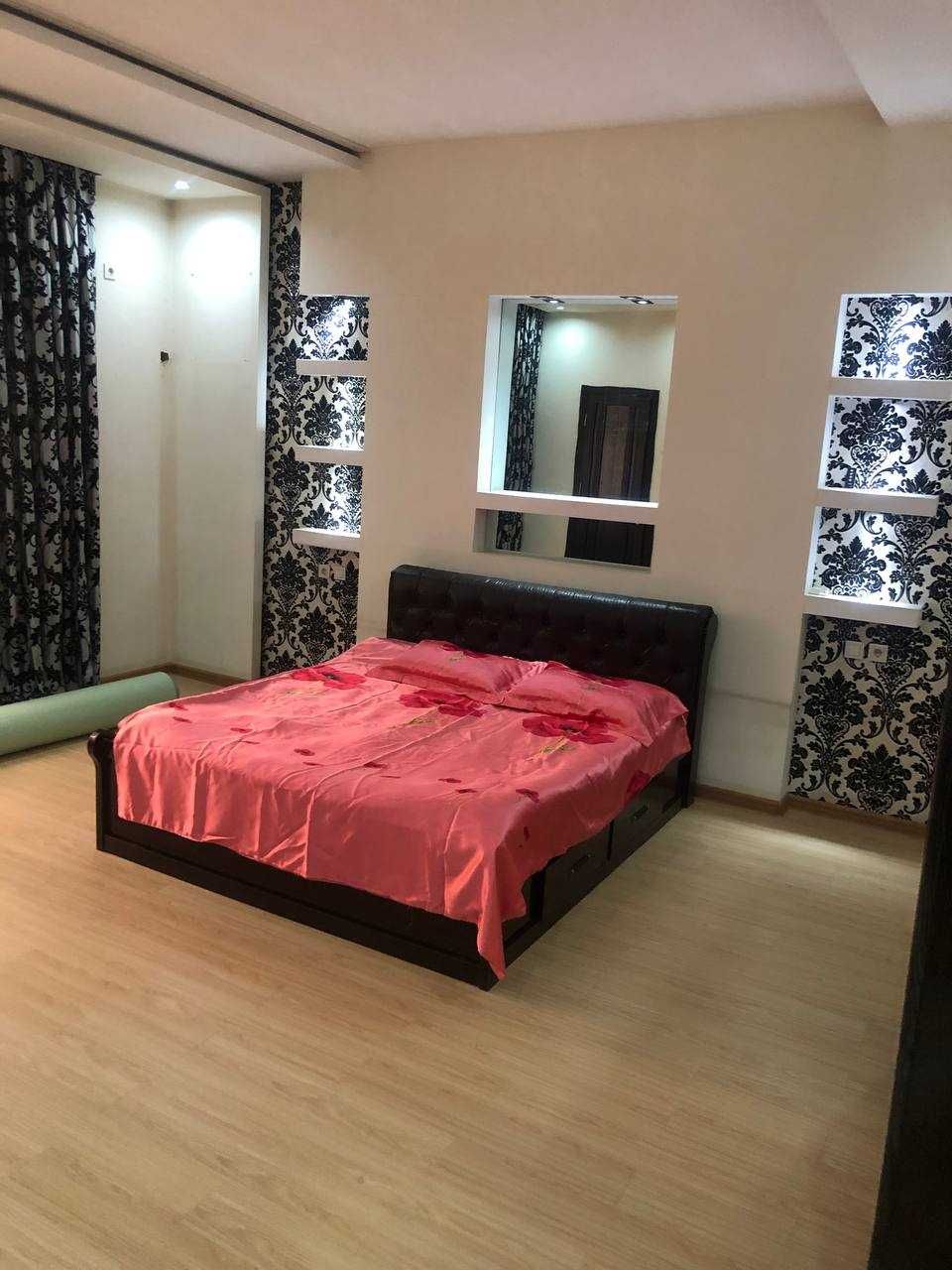 Katta hovli padvali bilan ijaraga beriladi.
