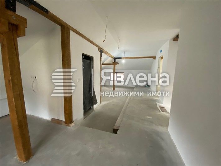 Нова къща, на метри от спирка и главен път