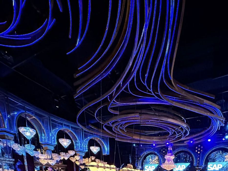 Corp de iluminat RGB cu un design spectaculos