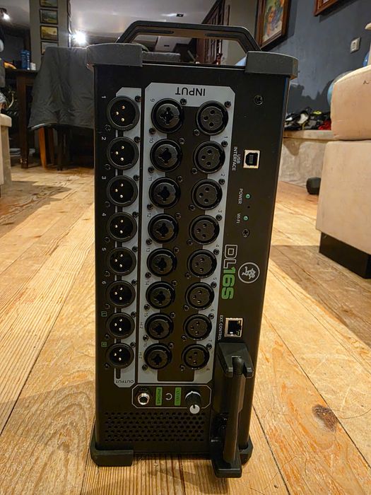 Миксер Mackie DL16S