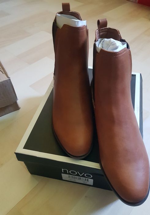 Ghete dama noi piele