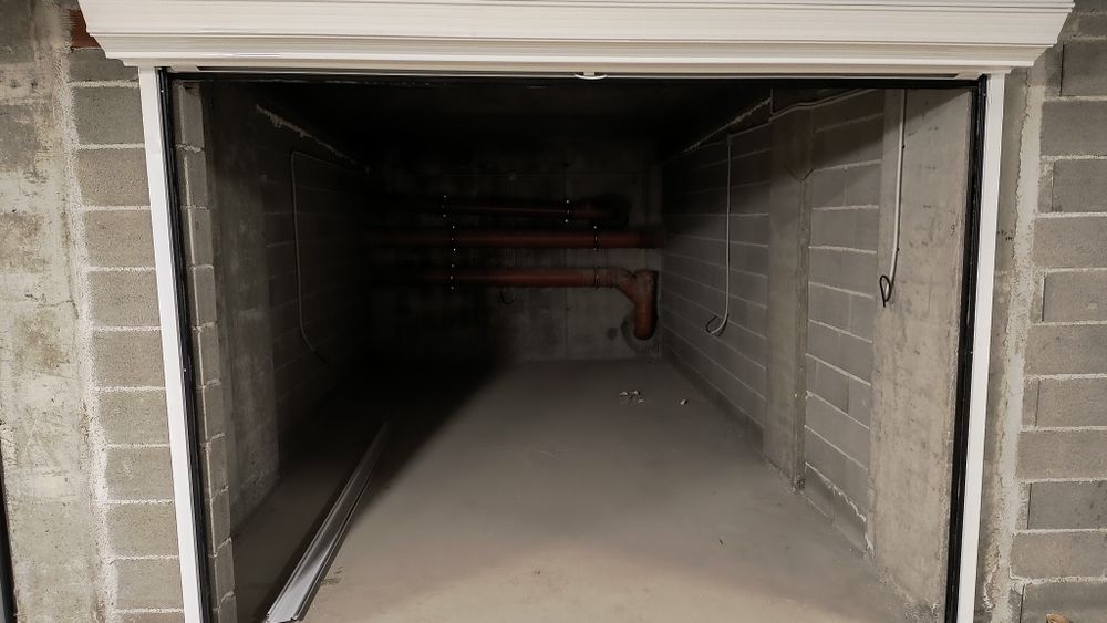 Продавам два подземни гаража