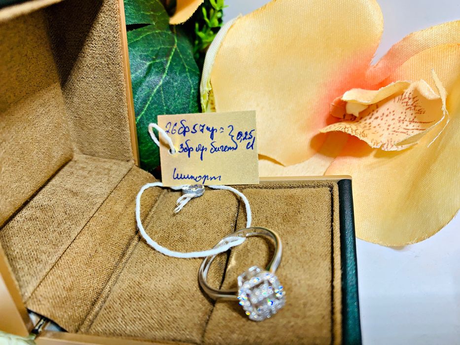 золотое кольцо с багетными бриллиантами