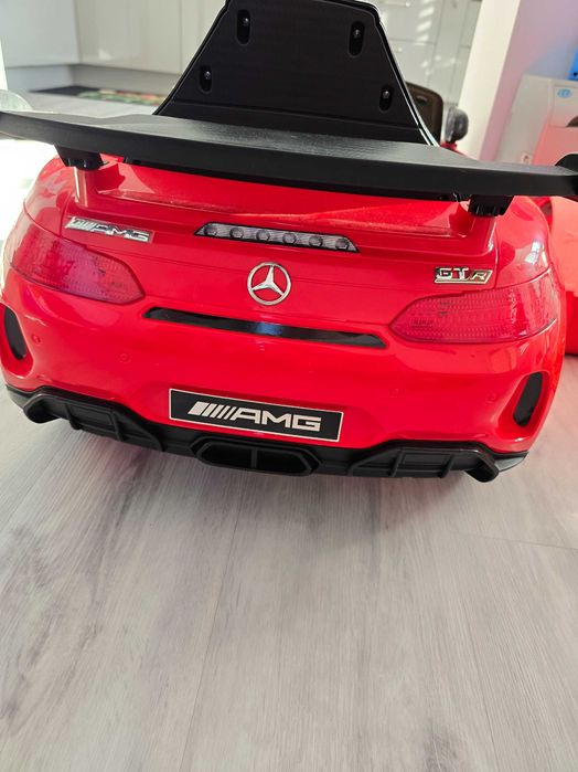 Електрически детски мерцедес, подходяща за деца над 2 години.