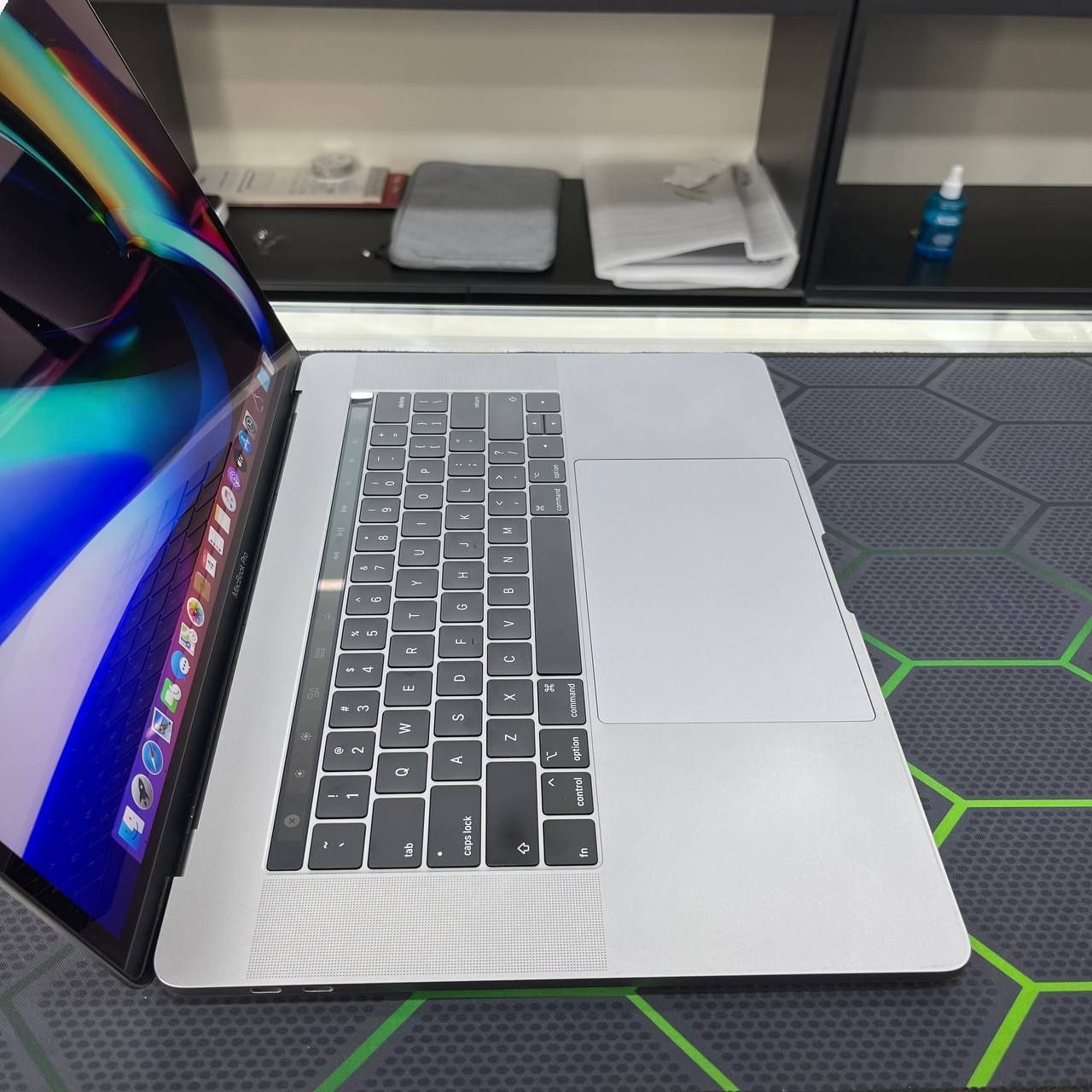 Macbook Pro 2017 Touch Bar Core i5 taxminan sikl 350 holat ideal