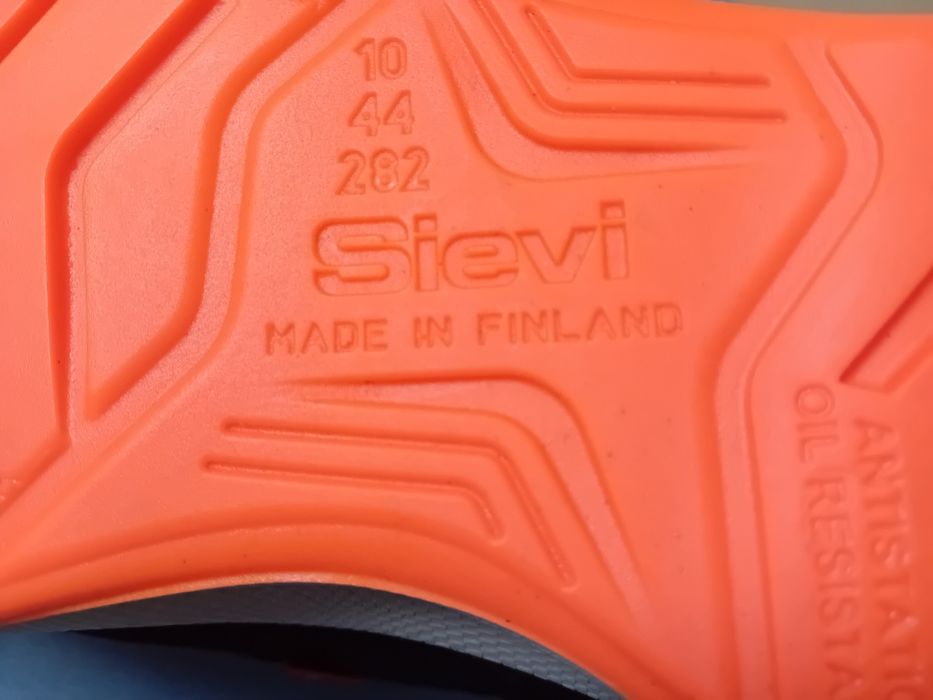Продавам чифт работни обувки марка SIEVI 44 номер
