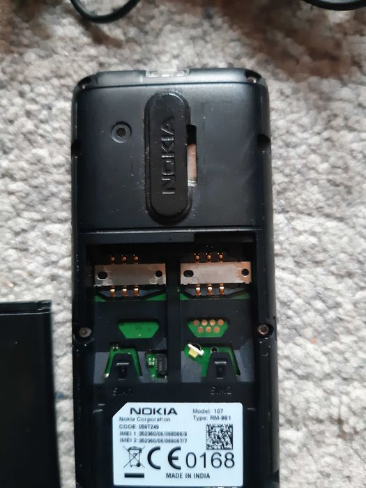 Мобилен телефон NOKIA 107, със зарядно у-во и слушалки