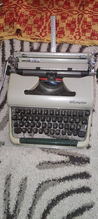 Vând mașina de scris Olympia werke AG.