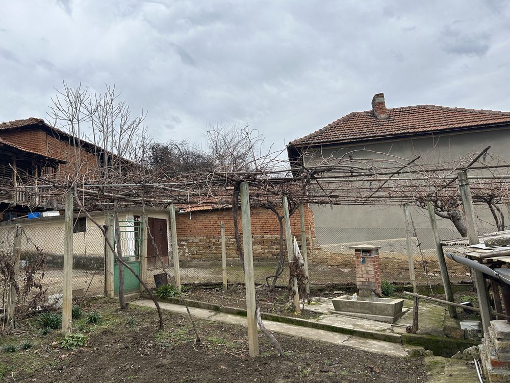 Къща в община Луковит село Тодоричене