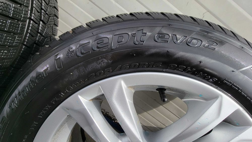 Roti cu anvelope de iarna Hankook. F30
