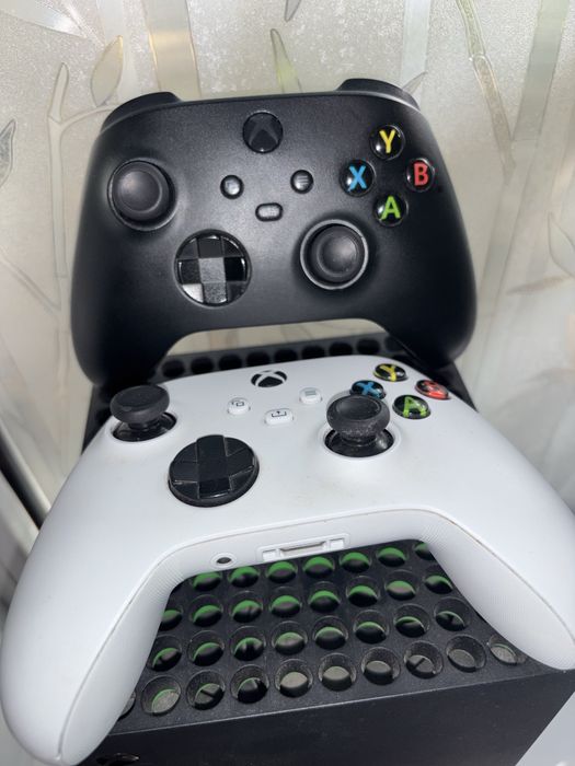 Продам xbox series x и 2 геймпада