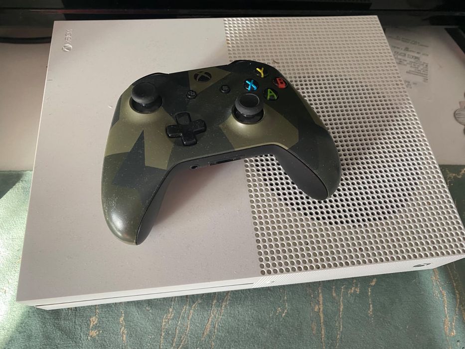 Vând Xbox ONE S 1 TB