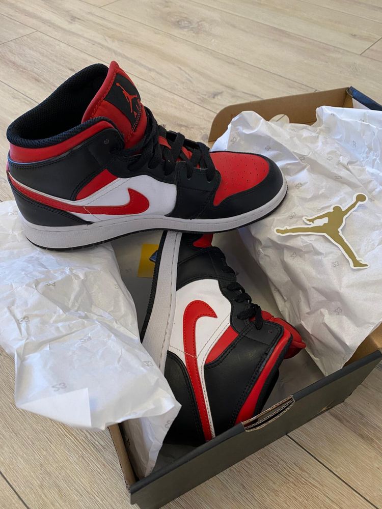 Jordan 1 mid Fire Red