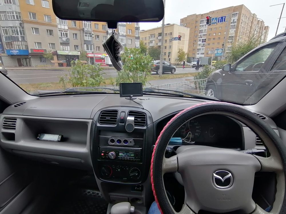 Продам машину Mazda Demio