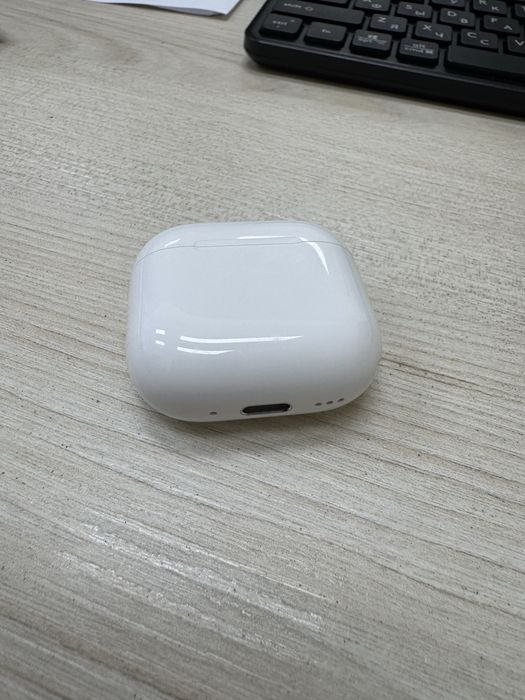 Продам кейс почти новый от наушников AirPods 4 Active Noise