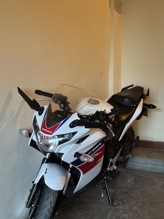 Honda cbr 125r.